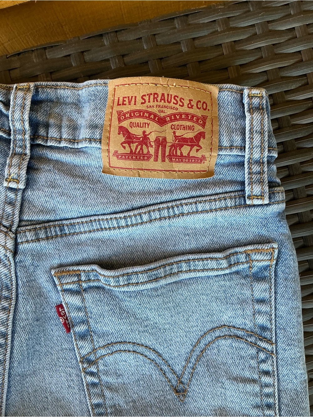 Levi's Light Blue Boyfriend Jeans with Knee Rips Size W26 L28 - Picture 3 of 6